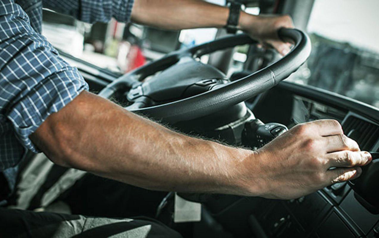 Avtobus sürücüsü sükan arxasında öldü