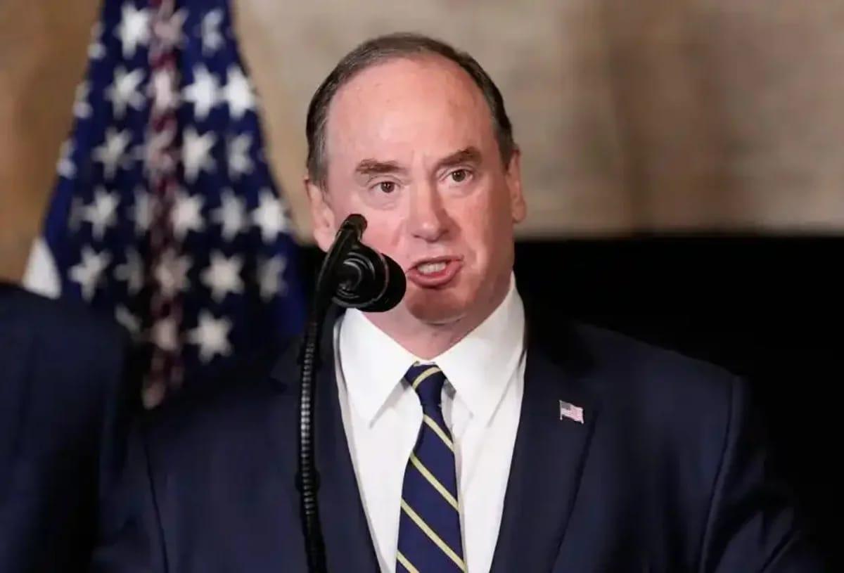 Con Dekan vəzifəsindən ayrıldı