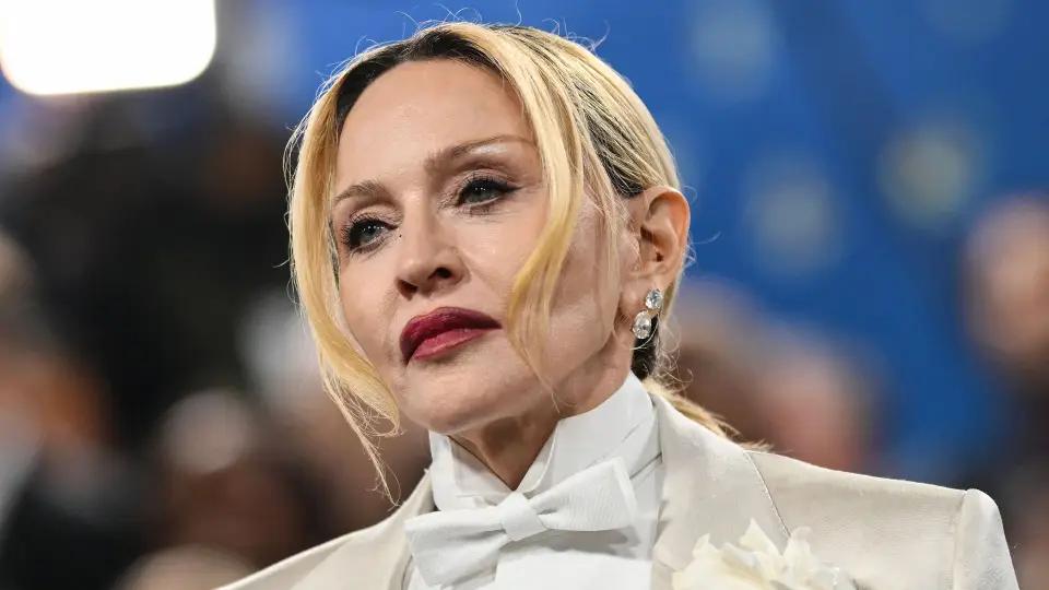 Madonna kostyumunu tapana mükafat vəd etdi