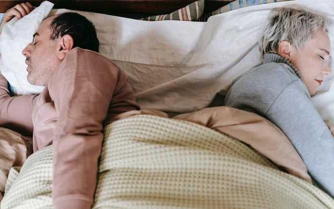 Hansı tərəfdə yatırsınız? – Bu, münasibətinizə təsir edə bilər