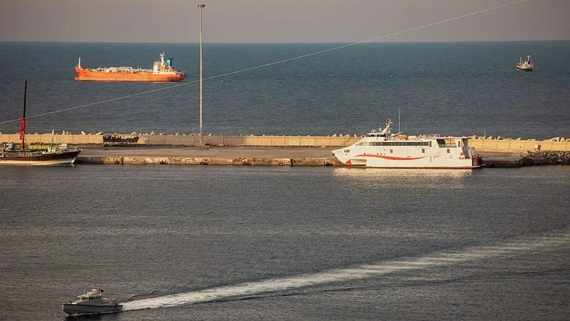 İran Hörmüz boğazı yaxınlığında iki gəmini saxladı