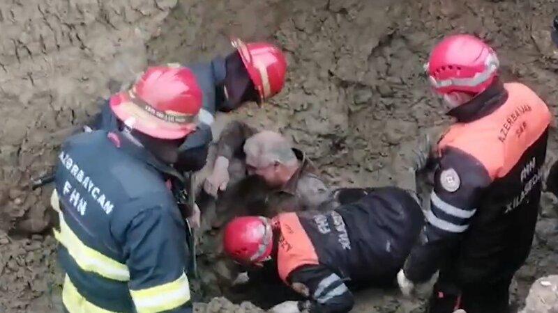 Qobustanda torpaq uçqunu oldu: ölən var