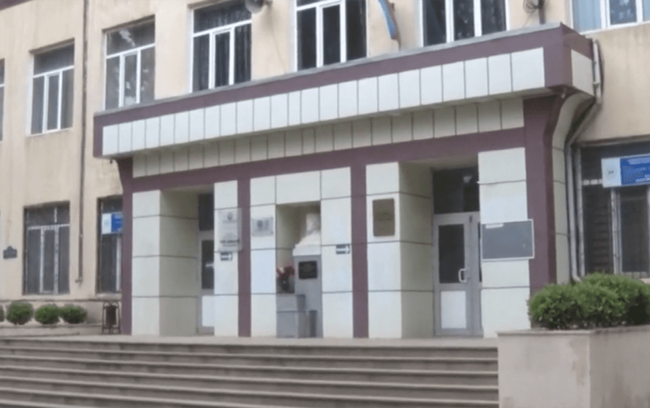 Bakıda şagird məktəbdə özünə xəsarət yetirdi - VİDEO