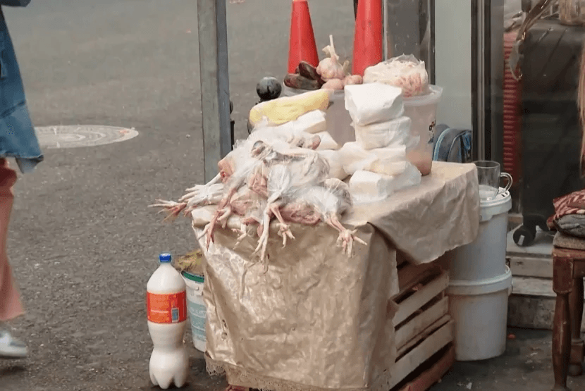 Açıq şəkildə satılan qidalar təhlükəlidir? - Ekspert RƏYİ