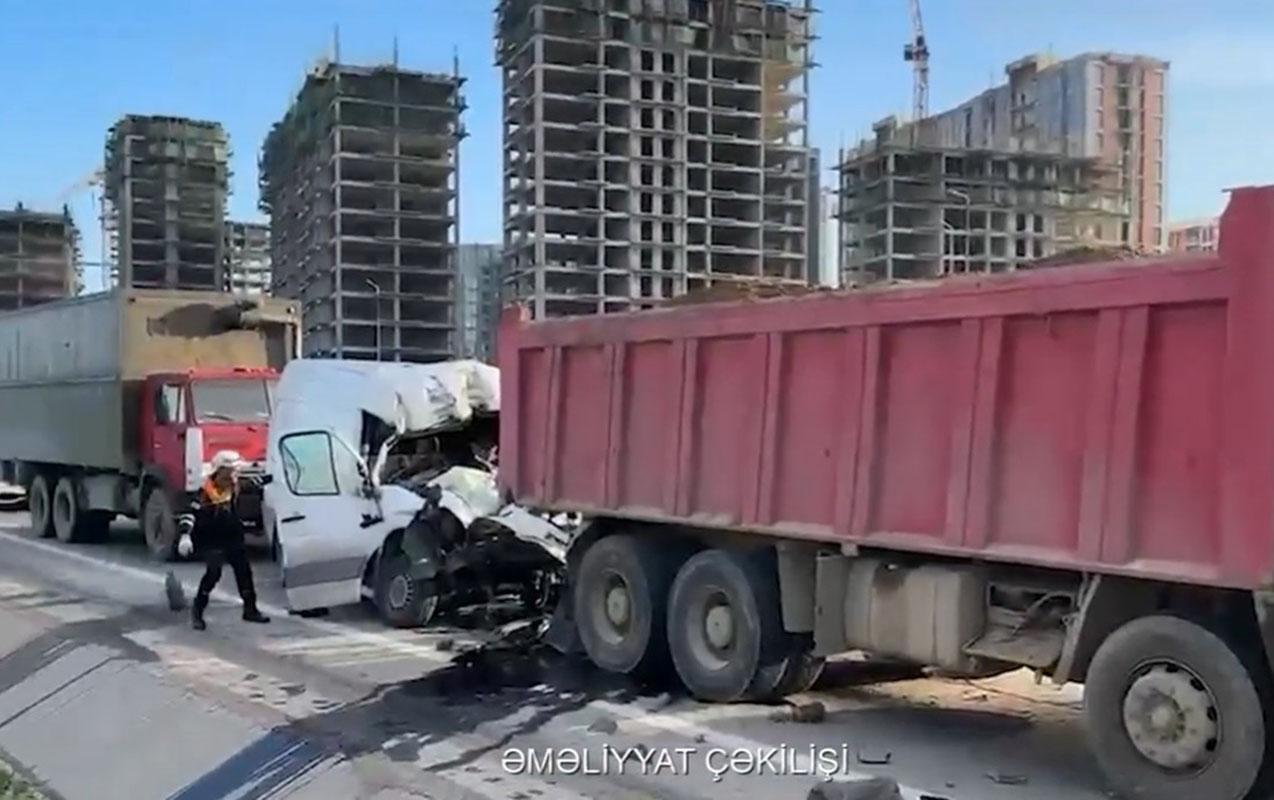 Bakıda ağır qəza - "Sprinter" "Shacman"la toqquşdu+Video