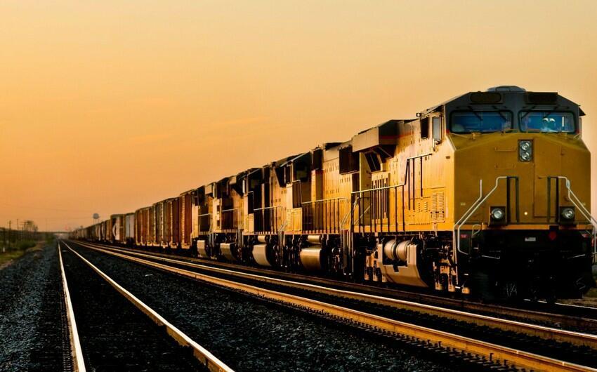 Qatarın üzərinə çıxan yeniyetməni elektrik vurdu