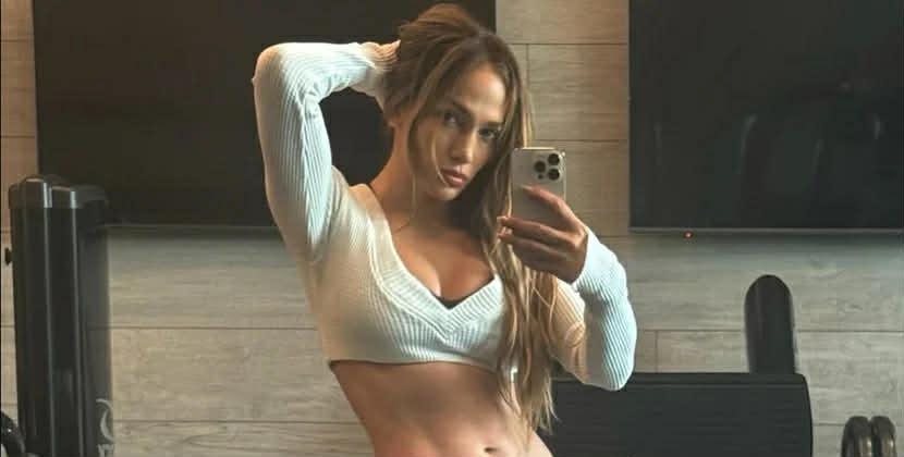 56 yaşlı Cennifer Lopez görünüşü ilə valeh etdi - Fotolar