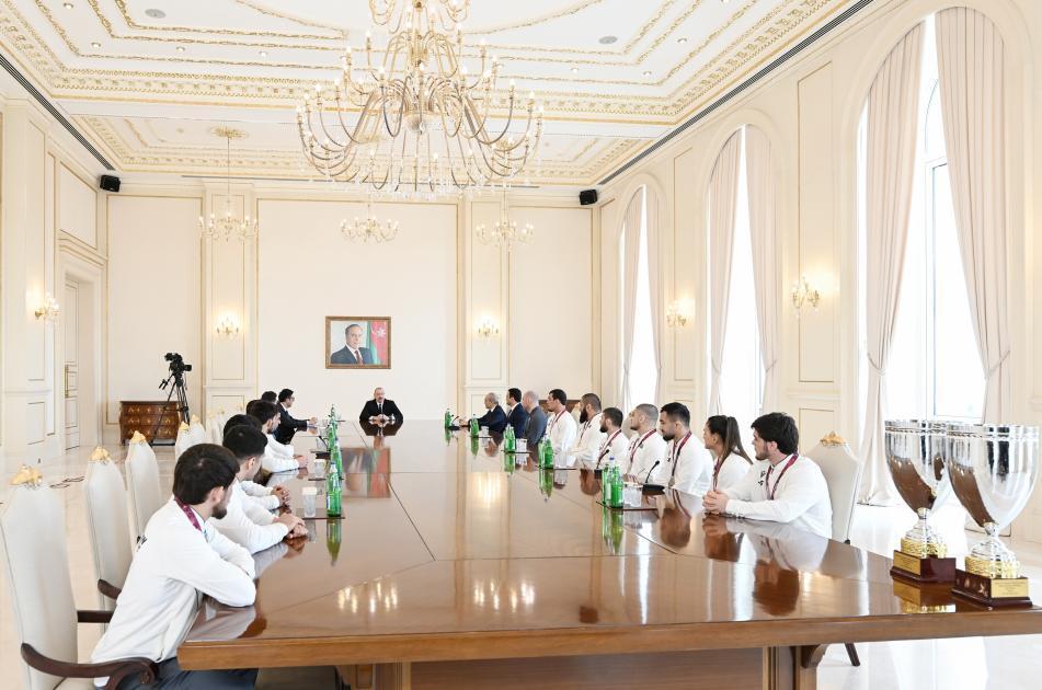 Prezident Azərbaycan güləşçilərinin tarixi uğurunu yüksək qiymətləndirdi