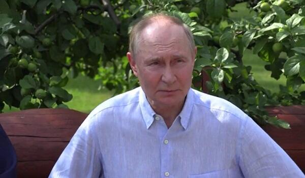 Putinin reytinqi düşür