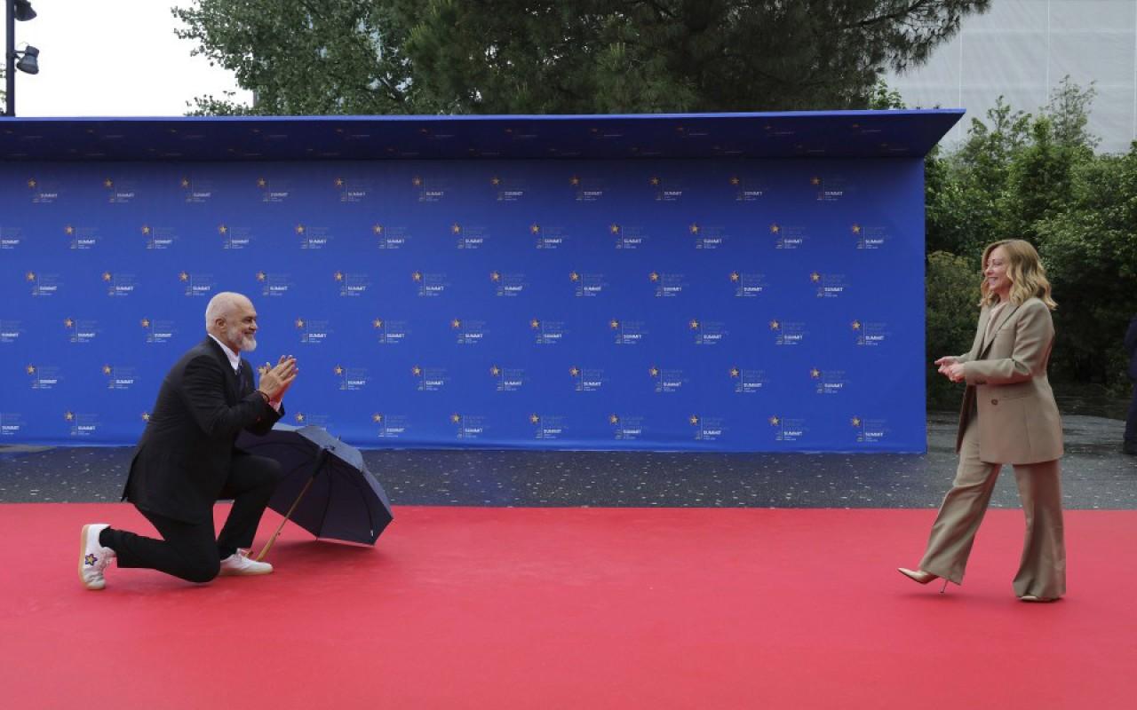 Rama yenə diz çökdü - Zarafat, yoxsa siyasi mesaj?
