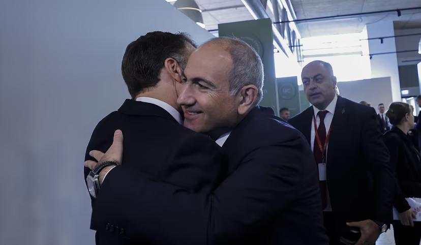 Diplomatiyada "hava öpüşü": Makronla Paşinyan gündəm oldu