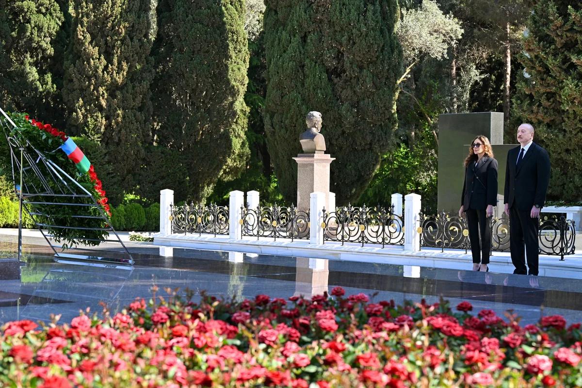 İlham Əliyev və Mehriban Əliyeva Ulu Öndər Heydər Əliyevin məzarını ziyarət ediblər - FOTO