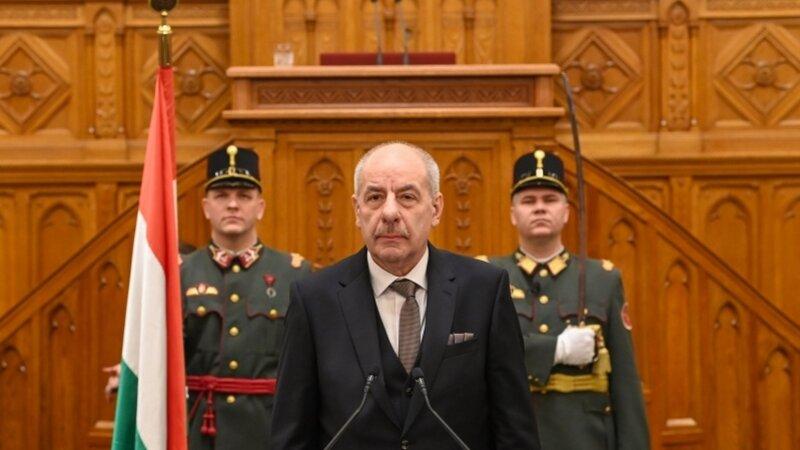 Macarıstan hökuməti prezidentlə birgə şəkil çəkdirməkdən imtina edib