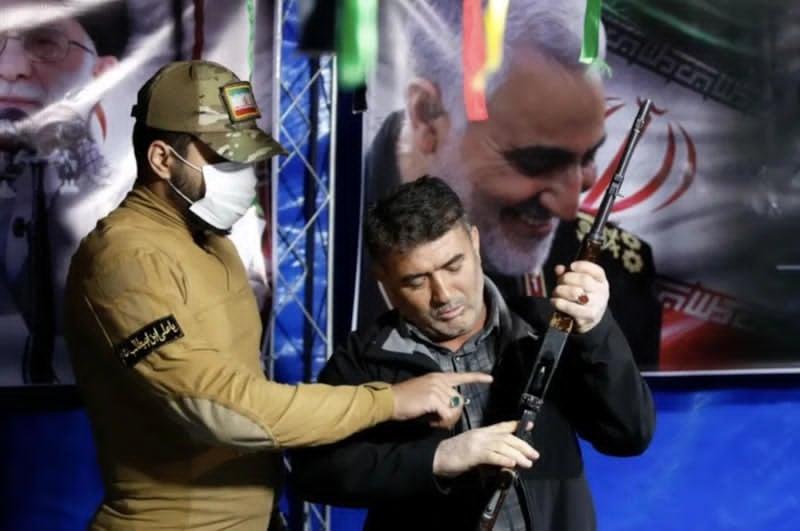 İranlılar küçələrdə silah təliminə başlayıb - FOTOLAR