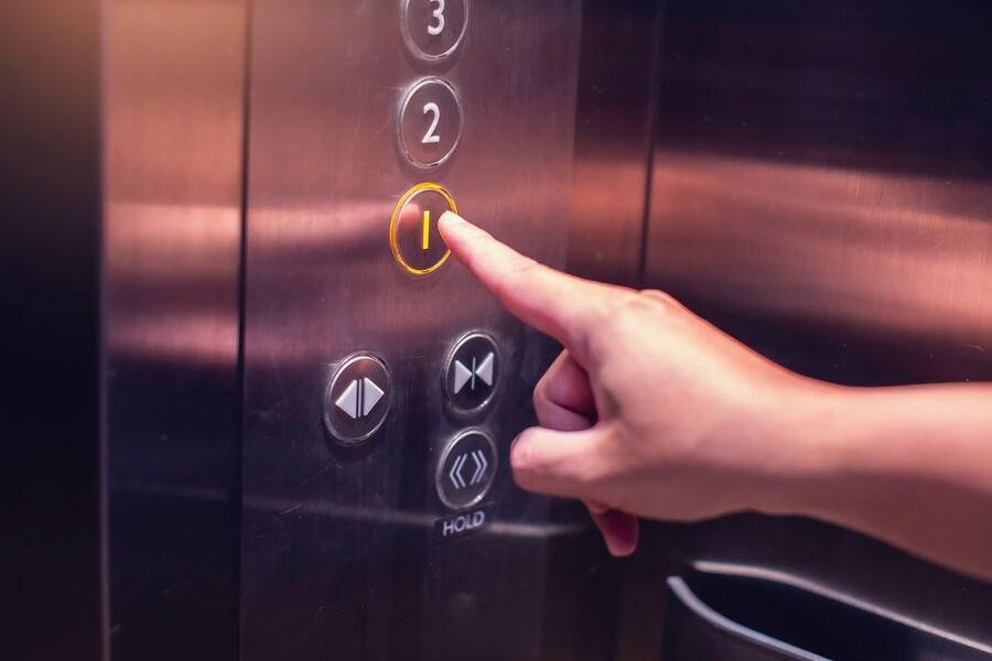 Rumıniyada nazirlik binasında HADİSƏ: insanla dolu lift qırıldı