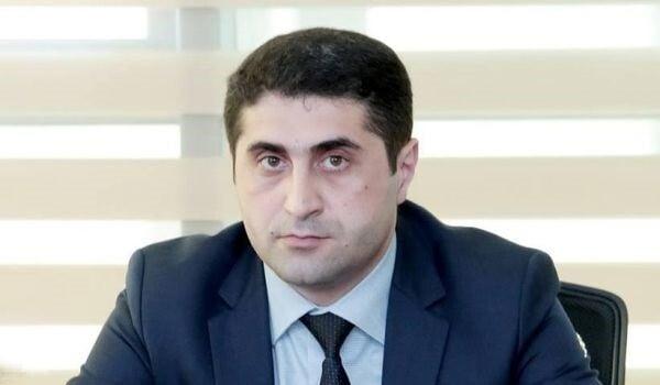 Yeni direktor bu başçının qardaşıdır