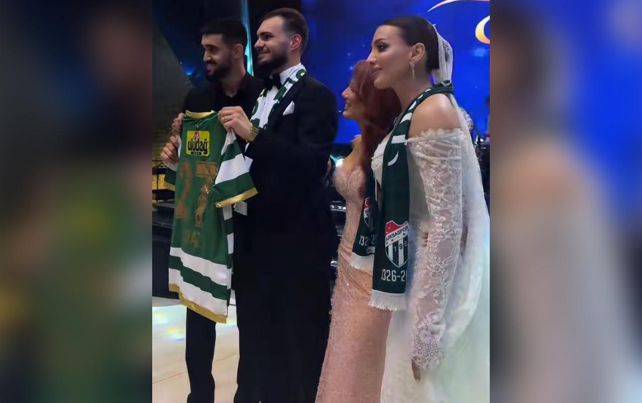Toral Bayramov toylarında onlara forma verdi - VİDEO