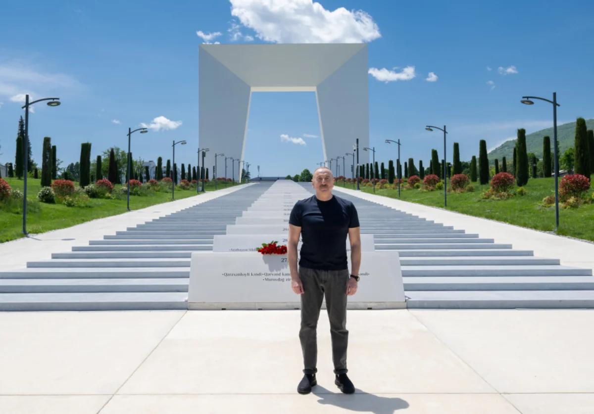 İlham Əliyev Xankəndidə Zəfər tağının önünə gül dəstələri düzüb - FOTOLAR