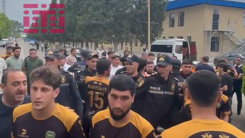 Azərbaycan çempionatında futbolçular və azarkeşlər arasında dava düşdü - VİDEO