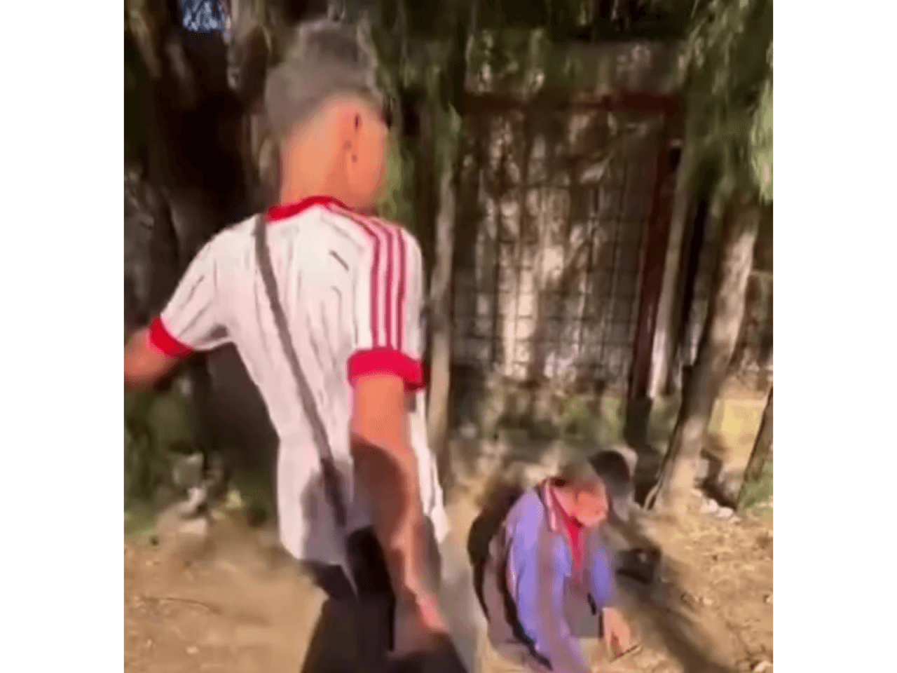 Yeniyetmələr parkda yatan yaşlı kişini TƏPİKLƏDİLƏR - VİDEO