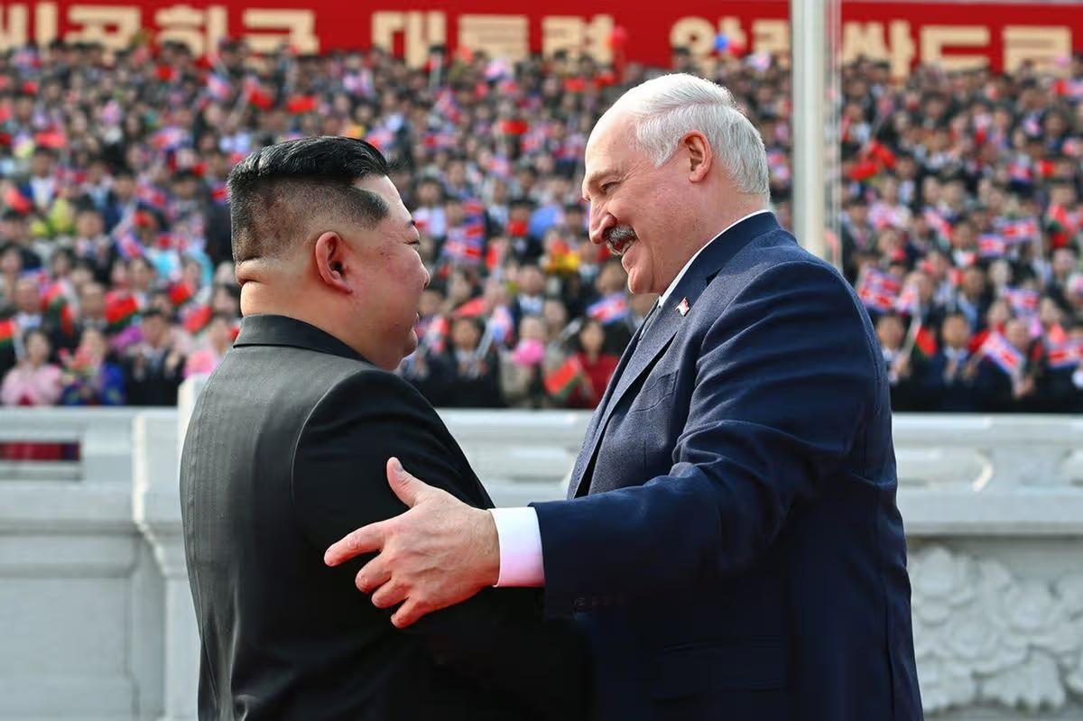 Lukaşenko: "Kim Çen diktator deyil"