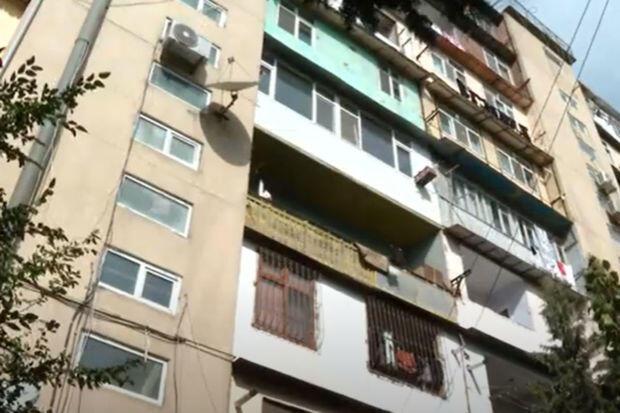 Bakıda 2 yaşlı uşaq 8-ci mərtəbədən yıxıldı - Sağ qaldı