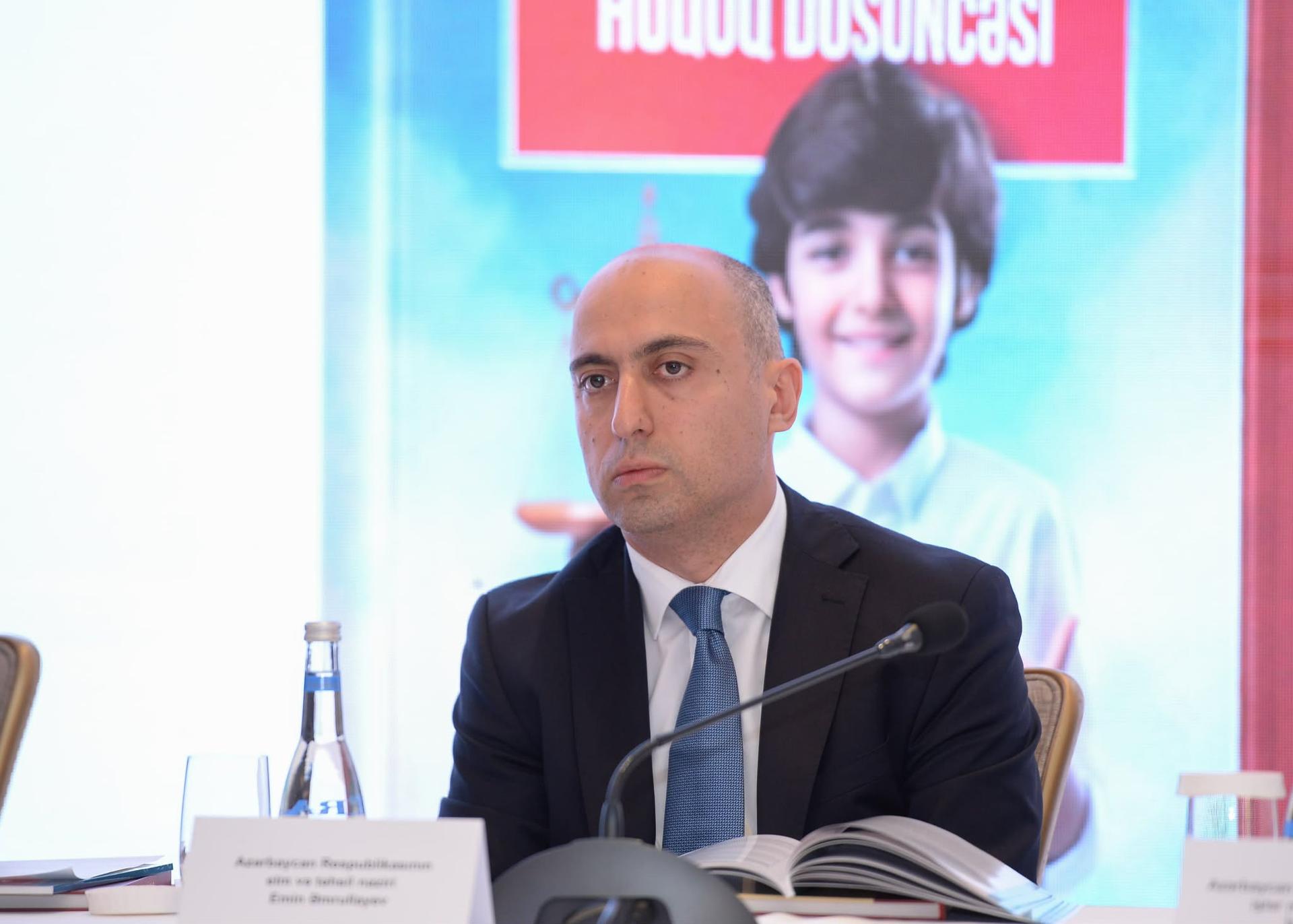 "Uşaqları sosial mediadan uzaqlaşdırmaq mümkün olmayacaq" - Emin Əmrullayev
