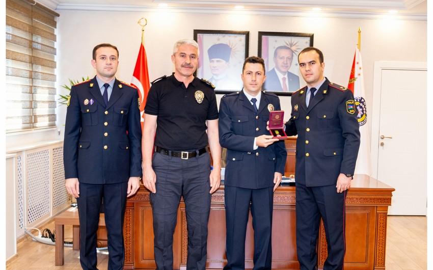 DİN türkiyəli polisi təltif etdi - FOTO