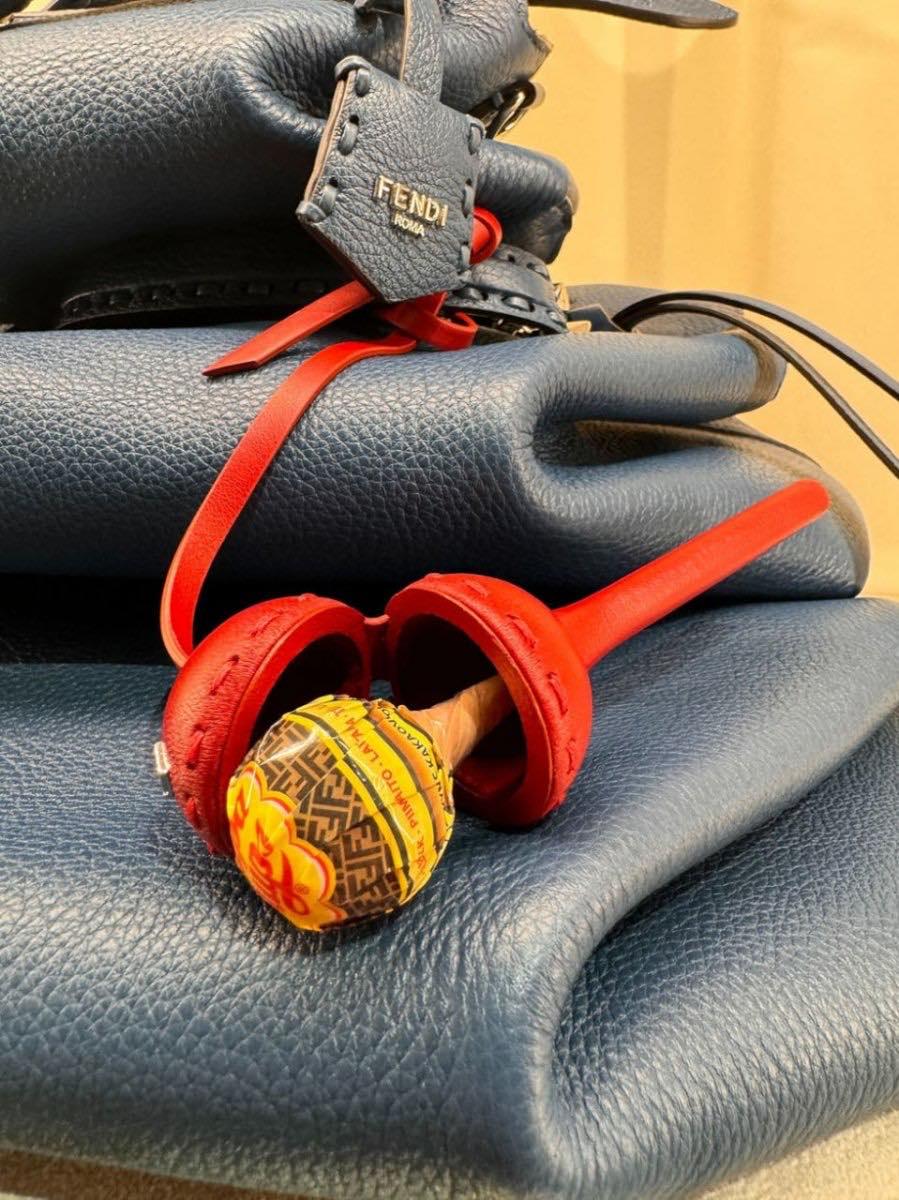 “Fendi”nin qeyri-adi aksessuarı - “Chupa Chups”lu çanta - FOTO