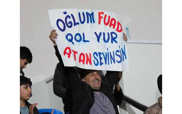 Futbolçunun atası oğluna maraqlı pankart açdı - Görüntülər