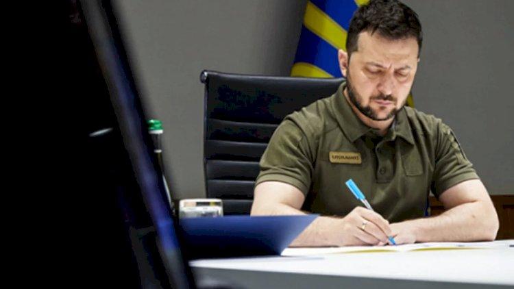 Zelenski rus dili ilə bağlı qanun imzaladı