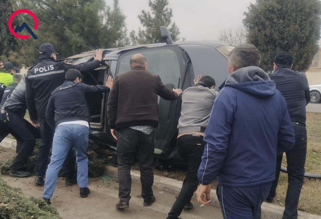 “Renault Megane” aşdı- Bir ailənin 4 üzvü yaralandı -FOTO