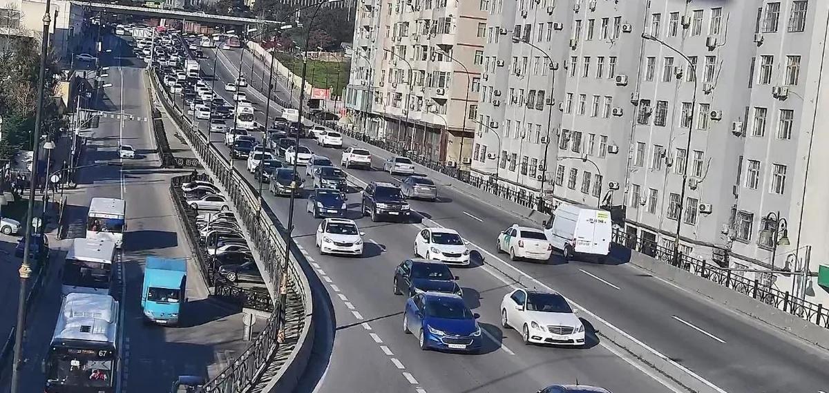 Bu yollarda tıxac var Bu yollarda tıxac var