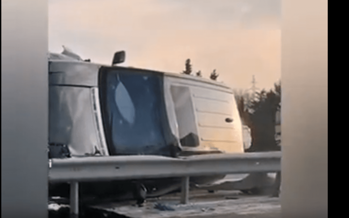 Qadın sürücü “Range Rover”i aşırdı- VİDEO