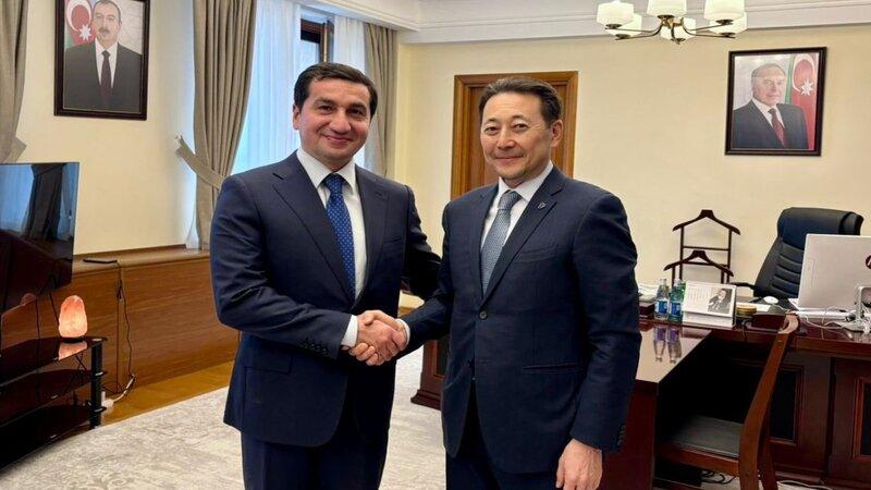 Hikmət Hacıyev Kayrat Sarıbayla AQEM sammitini müzakirə etdi Hikmət Hacıyev Kayrat Sarıbayla AQEM sammitini müzakirə etdi