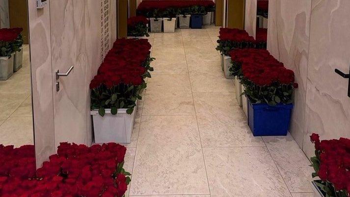 Sevgilisinə bir milyon qızılgül göndərdi - FOTOLAR Sevgilisinə bir milyon qızılgül göndərdi - FOTOLAR