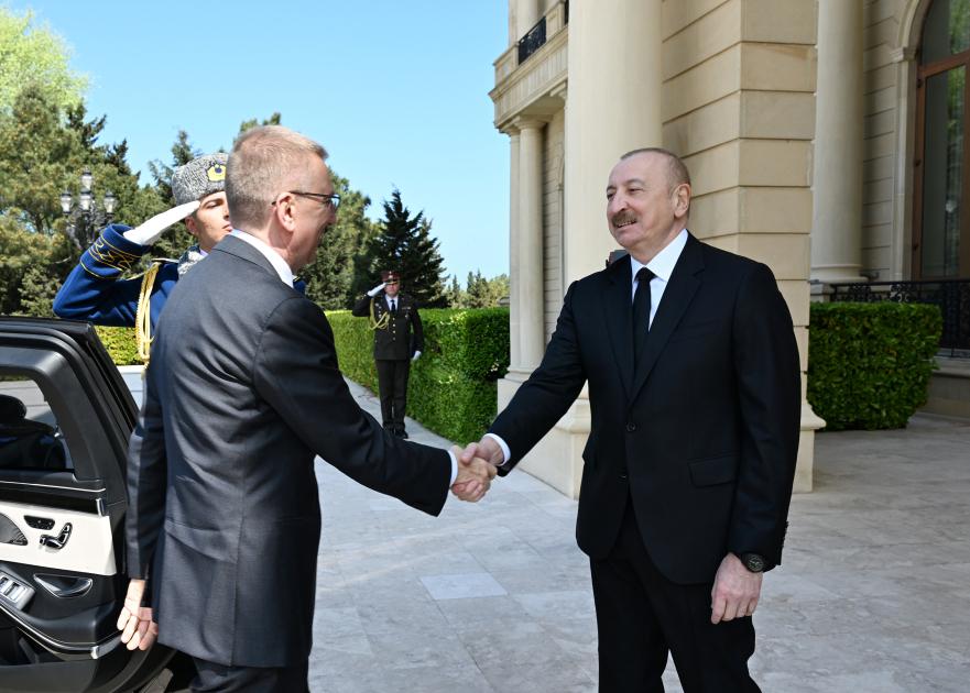 İlham Əliyev Latviya Prezidentini belə qarşıladı – FOTO
