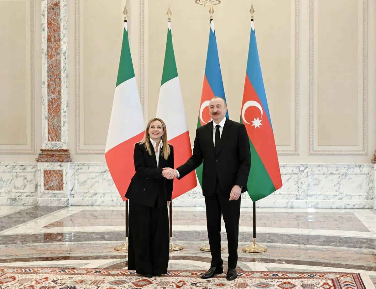 İlham Əliyev və Meloni mətbuata bəyanatlarla çıxış edirlər İlham Əliyev və Meloni mətbuata bəyanatlarla çıxış edirlər