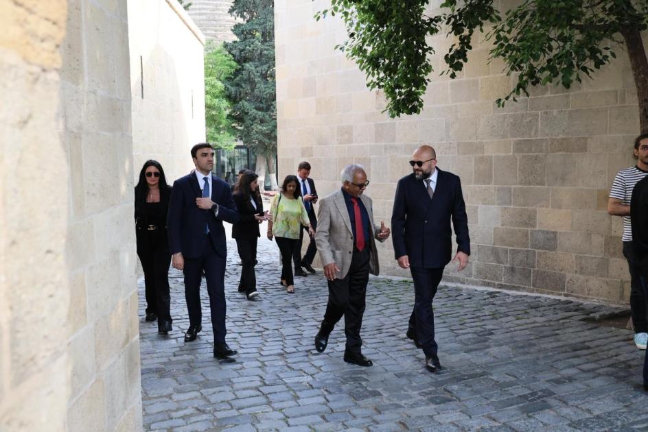 Mavriki Prezidenti İçərişəhəri gəzdi – FOTO Mavriki Prezidenti İçərişəhəri gəzdi – FOTO