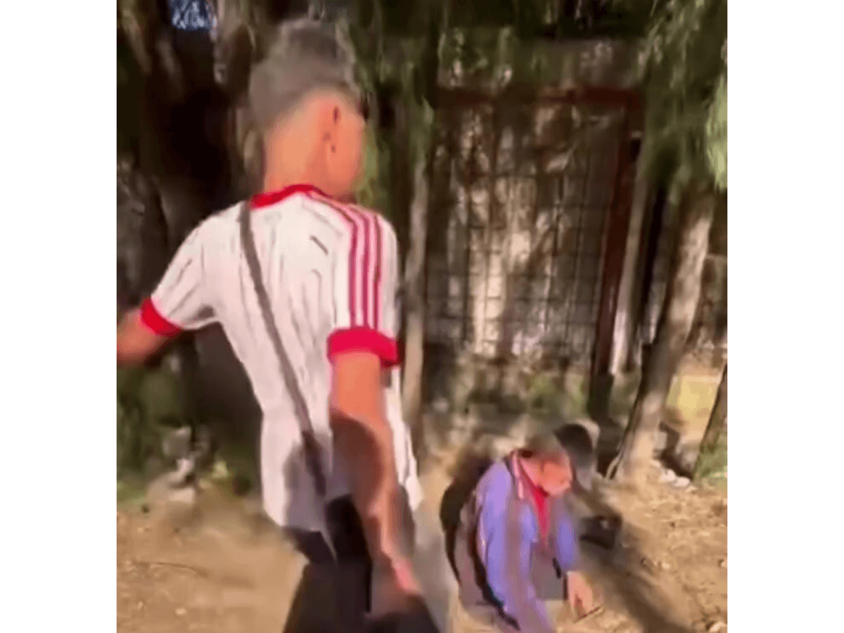 Yeniyetmələr parkda yatan yaşlı kişini TƏPİKLƏDİLƏR - VİDEO