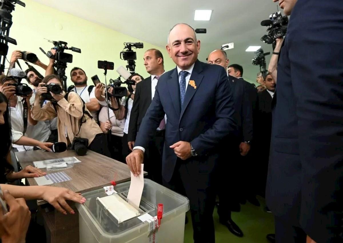 Paşinyan parlament seçkilərində səs verib