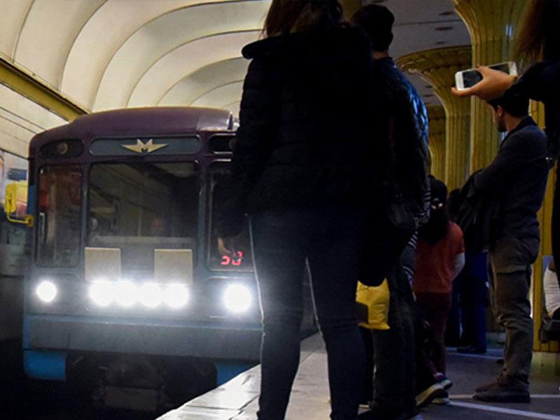 Metroda intihara cəhd edən kişi reanimasiyada dünyasını dəyişdi - VİDEO - YENİLƏNİB Metroda intihara cəhd edən kişi reanimasiyada dünyasını dəyişdi - VİDEO - YENİLƏNİB
