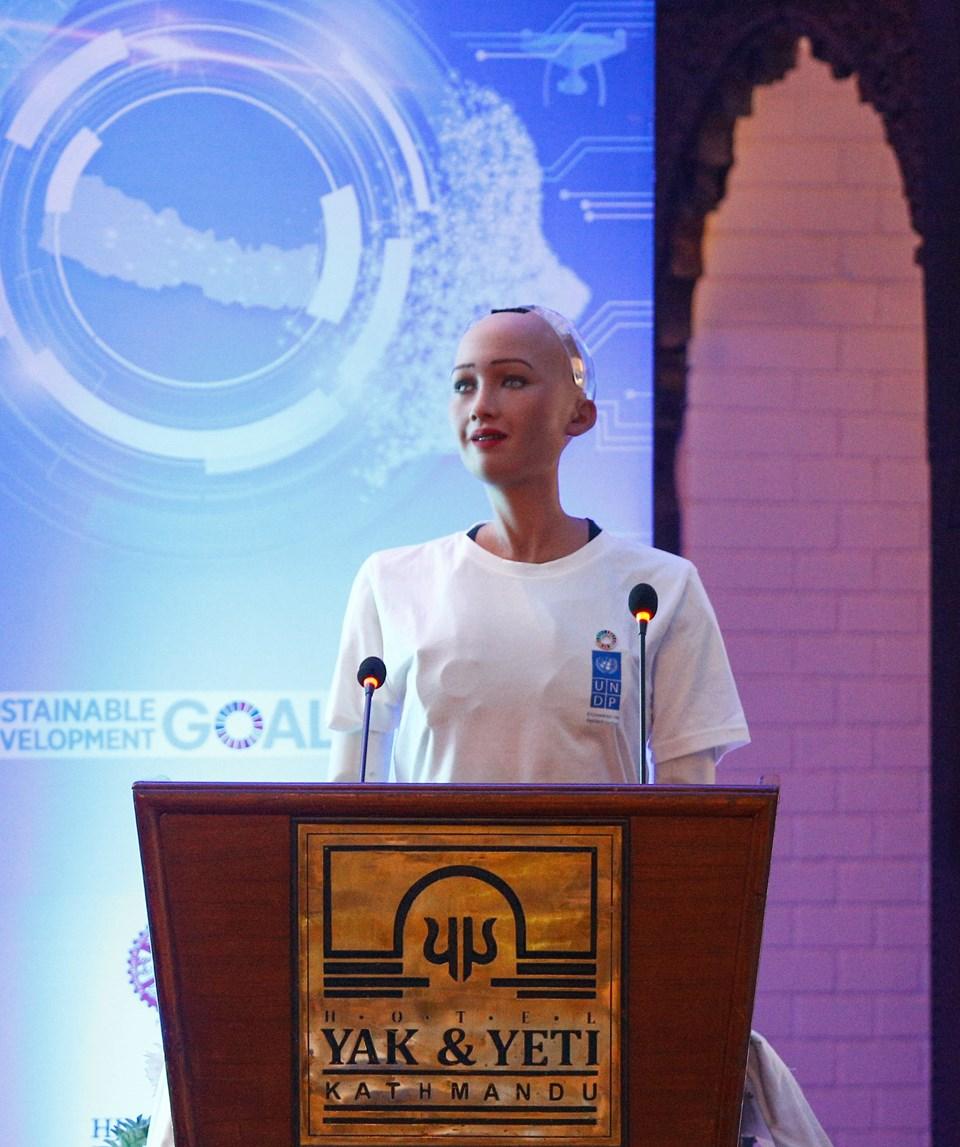 Səudiyyə Ərəbistanının vətəndaşlıq verdiyi robot daha bir ilkə imza atdı - FOTO Səudiyyə Ərəbistanının vətəndaşlıq verdiyi robot daha bir ilkə imza atdı - FOTO