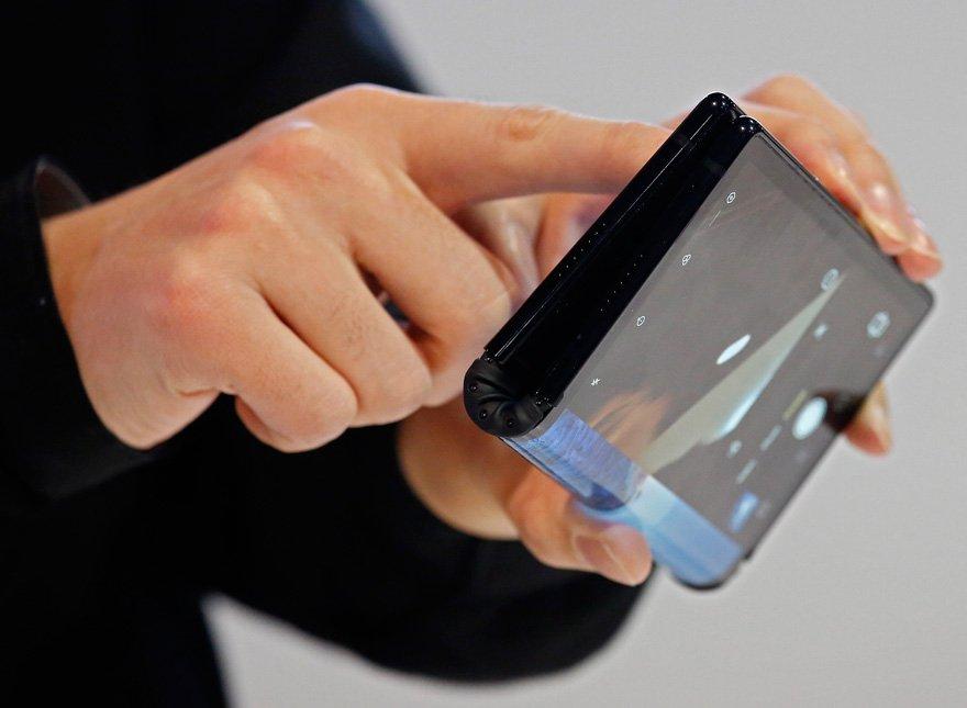 Hər kəsi gözü qarşısında telefonu iki yerə qatladı - FOTO Hər kəsi gözü qarşısında telefonu iki yerə qatladı - FOTO