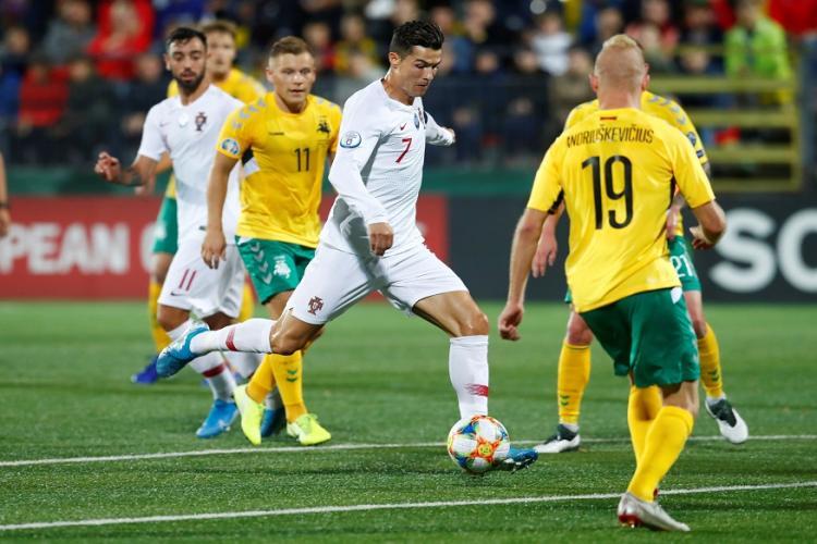Kriştiano Ronaldo məşhur britaniyalı futbolçunun rekordunu yenilədi Kriştiano Ronaldo məşhur britaniyalı futbolçunun rekordunu yenilədi