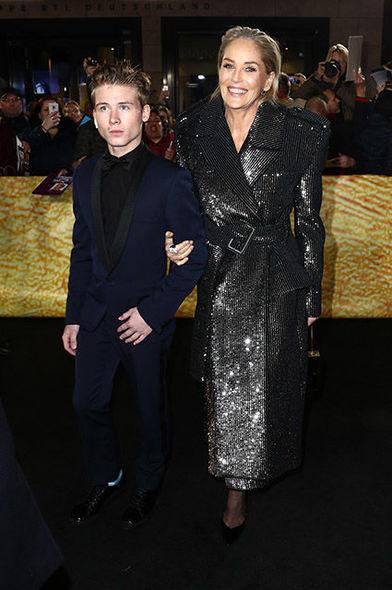 Şeron Stoun övladlığa götürdüyü oğlu ilə Berlində - FOTO Şeron Stoun övladlığa götürdüyü oğlu ilə Berlində - FOTO