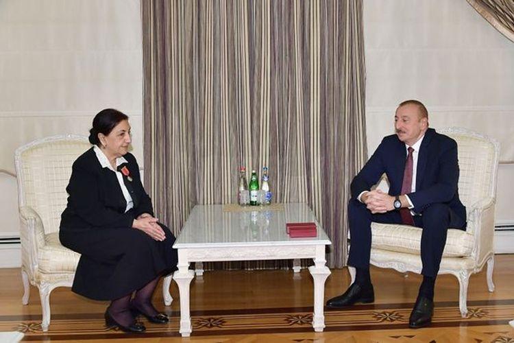 Prezident İlham Əliyev Dilarə Seyidzadəyə “Şərəf” ordenini təqdim edib Prezident İlham Əliyev Dilarə Seyidzadəyə “Şərəf” ordenini təqdim edib
