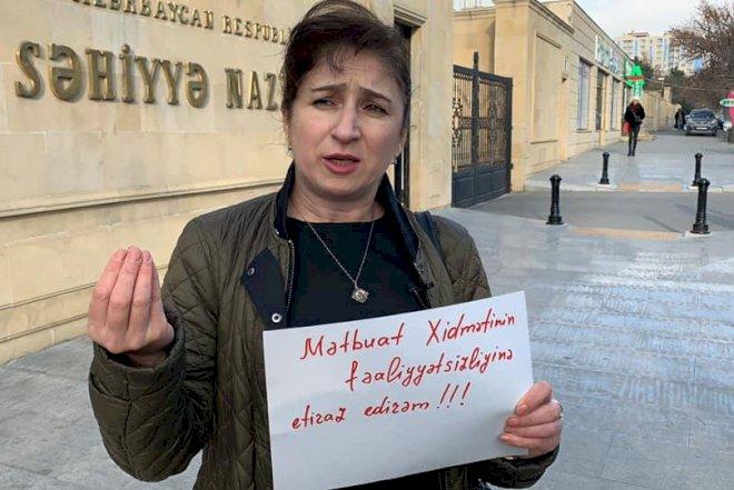 Jurnalist Səhiyyə Nazirliyinin qarşısında aksiya keçirdi Jurnalist Səhiyyə Nazirliyinin qarşısında aksiya keçirdi