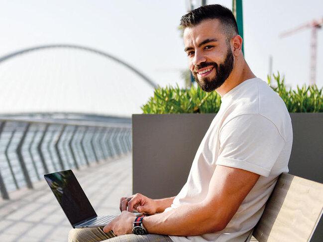 Özü ilə birlikdə dünyanı gəzəcək adama 36 min dollar maaş təklif edən gənc milyoner - FOTO Özü ilə birlikdə dünyanı gəzəcək adama 36 min dollar maaş təklif edən gənc milyoner - FOTO