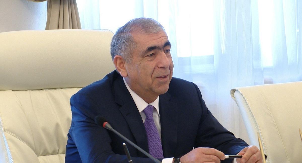 Saleh Məmmədov: "Yollarımız Çin istehsalı yük avtomobillərinə görə sıradan çıxır" Saleh Məmmədov: "Yollarımız Çin istehsalı yük avtomobillərinə görə sıradan çıxır"